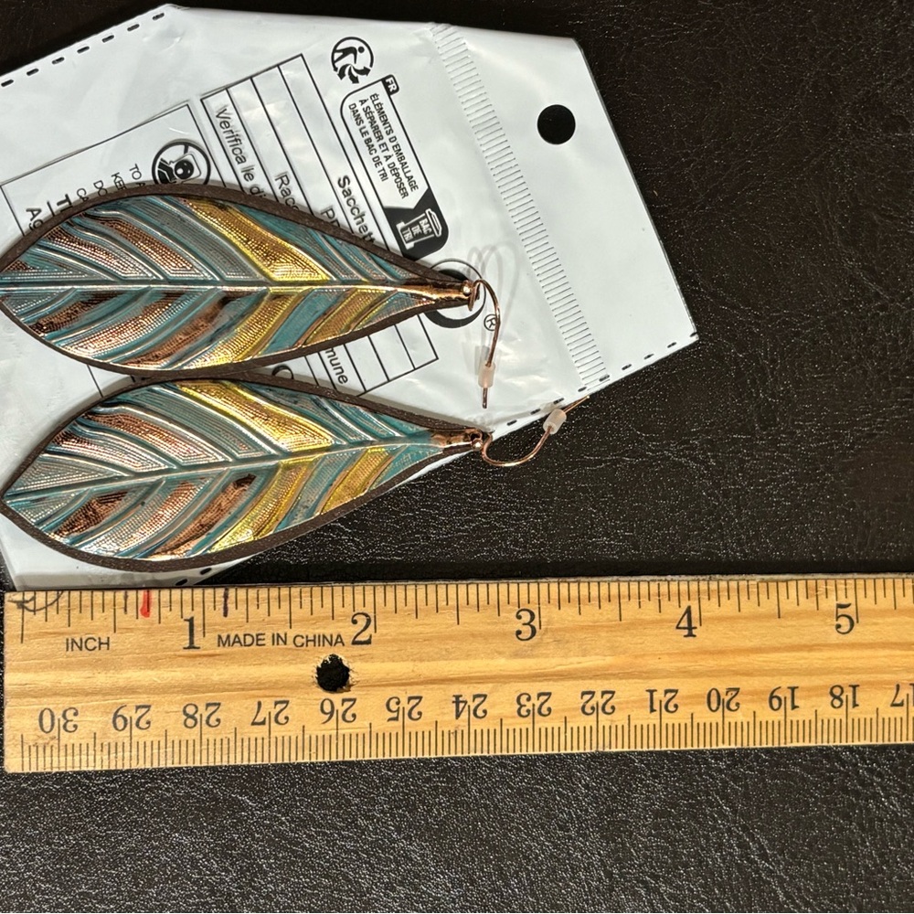 💥2/$24 or 3/$30💥 Boho Style Jade, Brown, and Gold Dangling Leaf Earrings. NWT - Picture 4 of 5